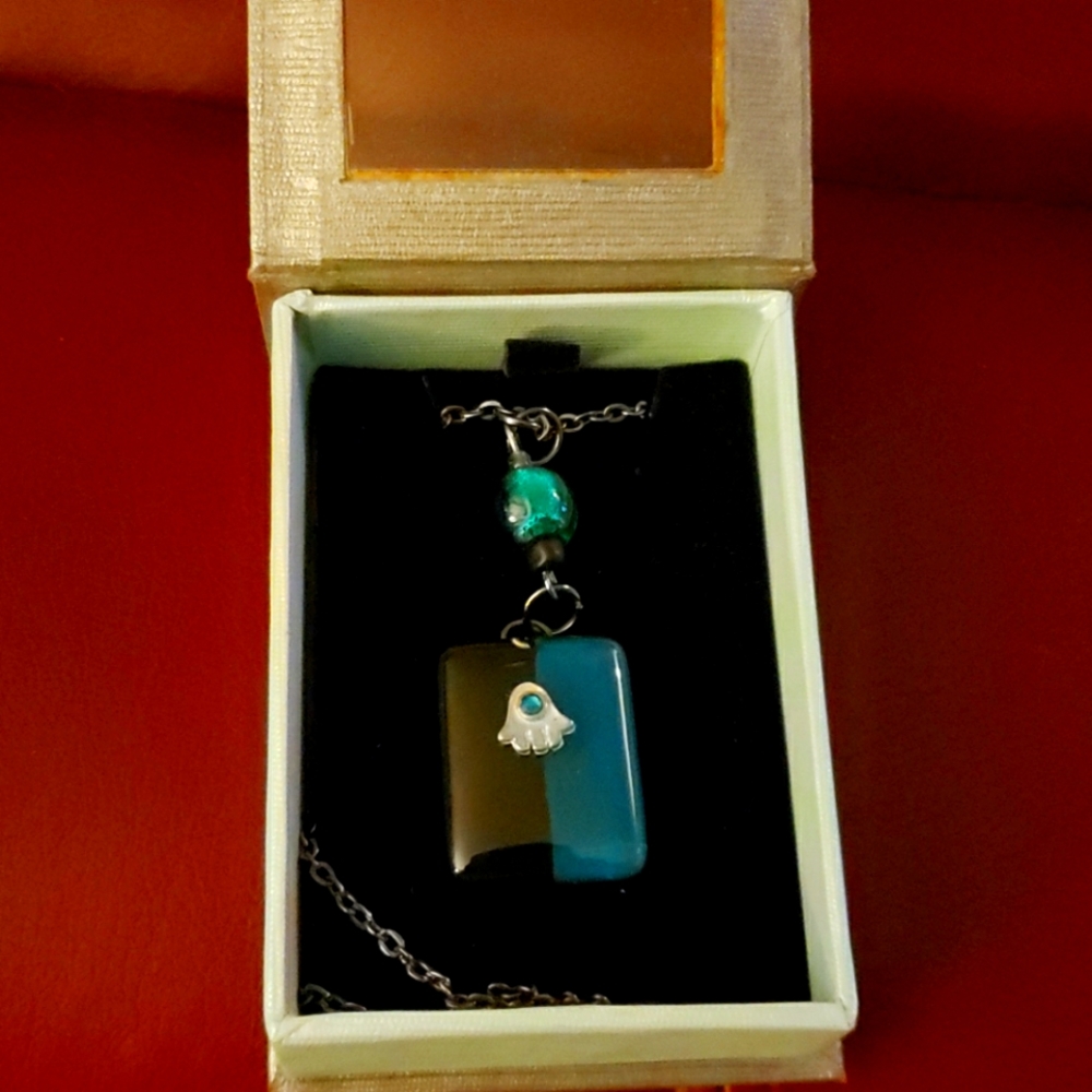 Glass necklace with Hamsa